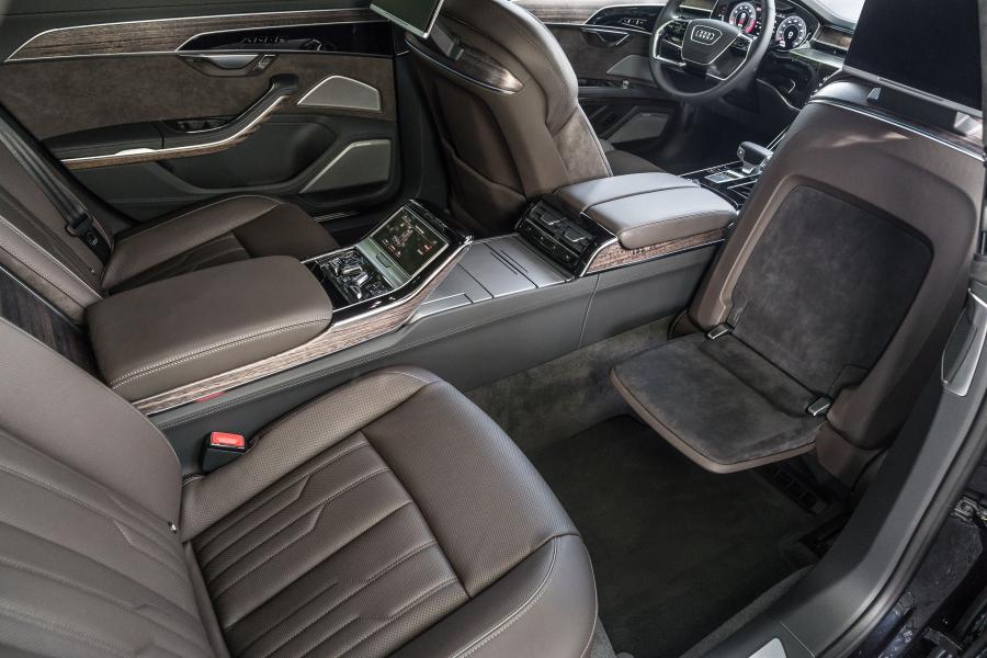 Интерьер Audi A8 L 3.0 TFSI Quattro (D5) 2018 года  (NA) (фото 3 из 40)